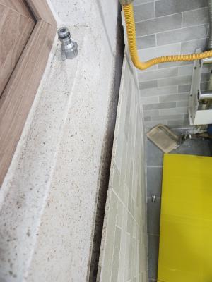 배란다 벽타일 배부름 보수 작업